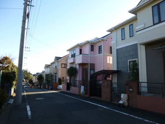 住宅街のピンク色のお家