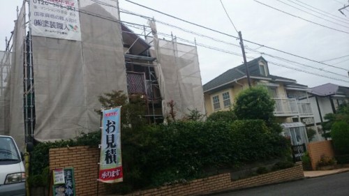 泉区緑園：足場シートとのぼり