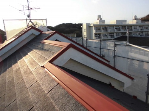 2014年3月8日　栄区公田町：屋根鉄部下塗り