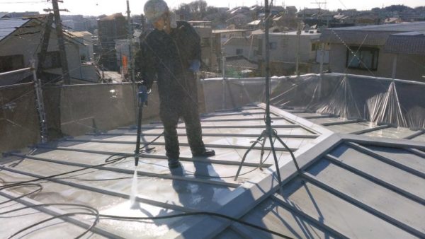 冬の塗装・トタン屋根