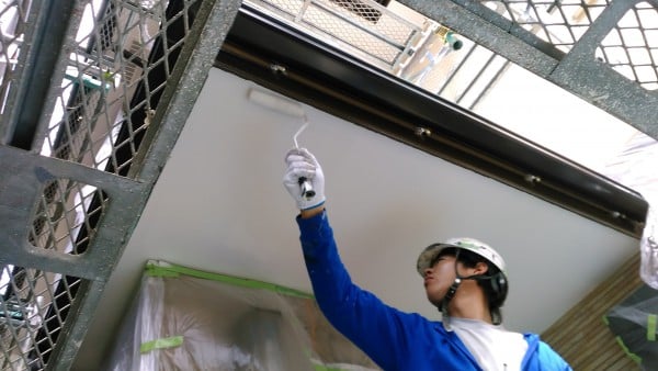 横須賀・春の日差しの下で塗装中