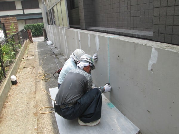 世田谷のモダンなマンション・誘発目地