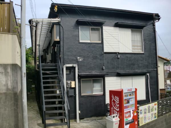 空き室対策に。古いアパートを高級イメージな黒色に塗装しました