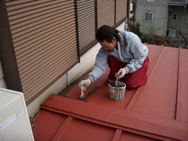 足場を組まずにハシゴでトタン屋根や庇、鉄部の塗装