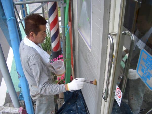 ご自宅兼店舗の3階建ての家 薄い色から濃い色で外壁が透けないように一級塗装技能士が塗る