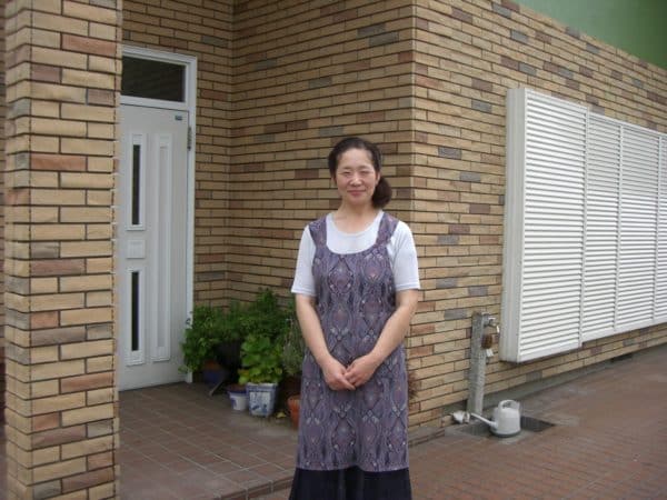 クラック多数の外壁補修とコケが目立つ屋根の塗装で新築風に戻る家