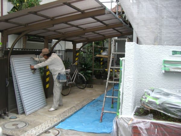 腐食部多数、大工を入れて根本的補修をしてからの塗装です