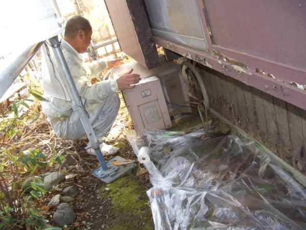 長年の傷みの板張り外壁を徹底的に補修しながらの塗装