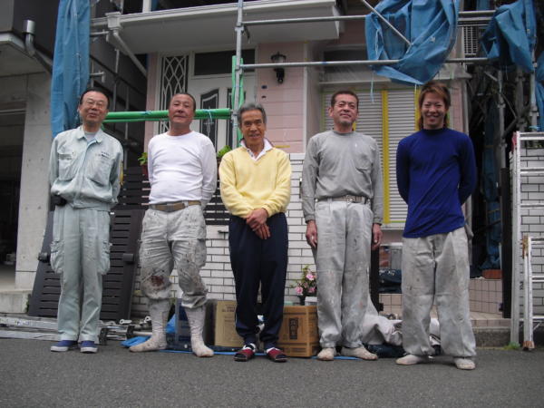 塗装で柔らかな印象を与える可愛らしいピンクの家　